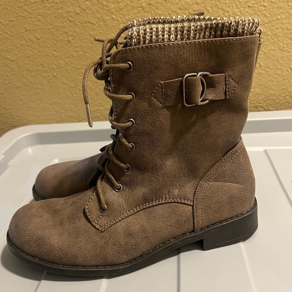 Shoedazzle Brown Kirsten Combat Bootie Size 7 Winter Fall Cozy Girl - Picture 1 of 13